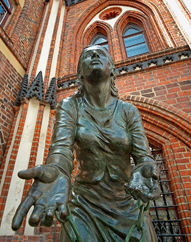 Grete Minde in Bronze vor dem Rathaus