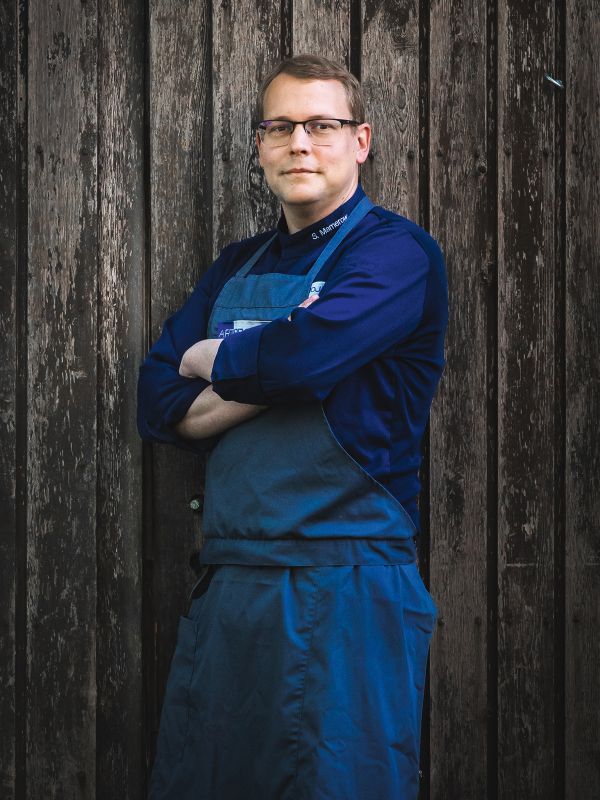 Küchenchef Stefan Ziegenhagen in blauer Schürze