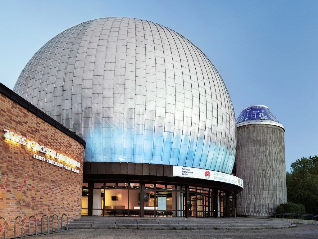 Außenaufnahme des Planetariums mit seiner Kuppel