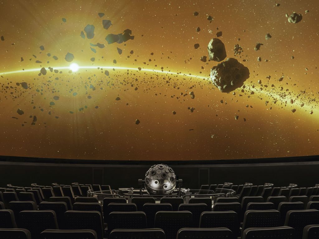 Eine Projektion von Asteroiden im Weltall auf der Innenseite einer Kuppel 