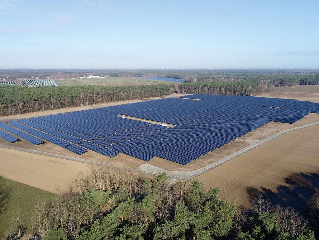 Solarpark mit vielen Ohotovoltaikanlagen