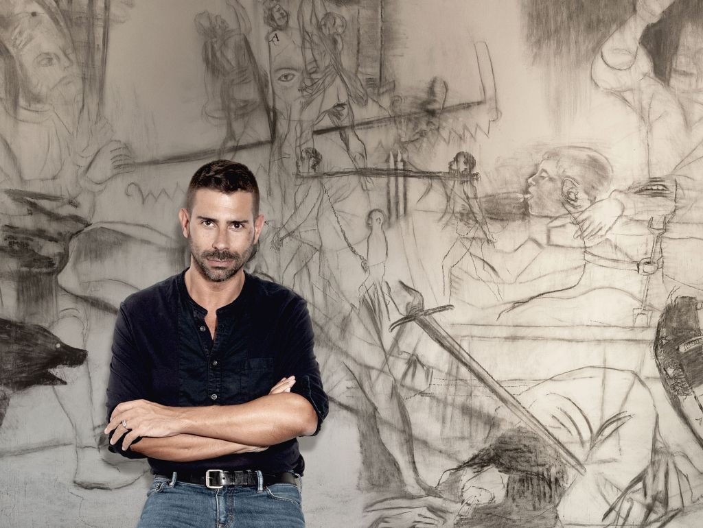 Der Schweizer Zeichner Marc Bauer steht vor einem seiner kunstwerke