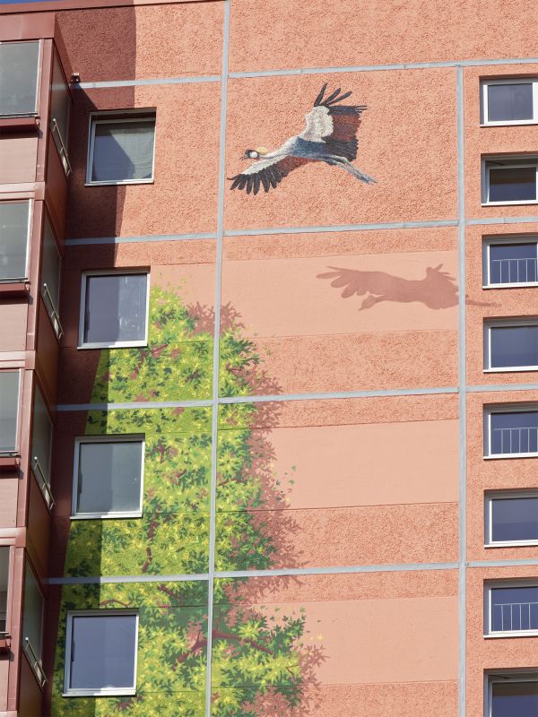 Gemalter Storch auf einer Hausfassade