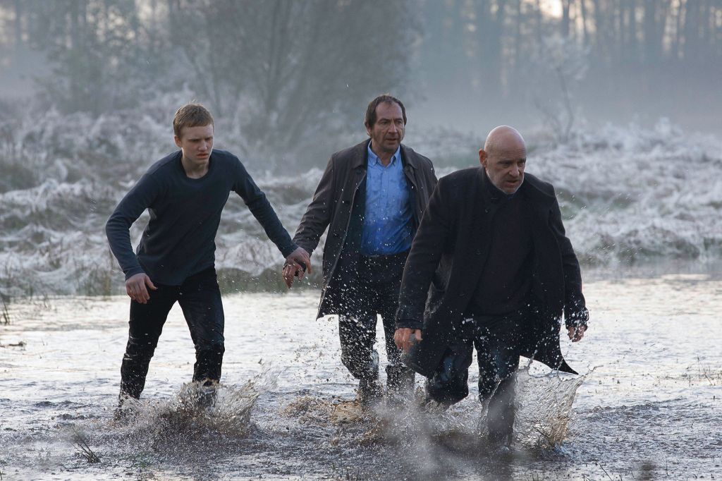 Auf der Suche nach den vermissten Filmstudenten: Peter Fähnrich (Sammy Scheuritzel), Fichte (Thorsten Merten) und Kommissar Krüger (Christian Redl) laufen durch ein überflutetes Feld