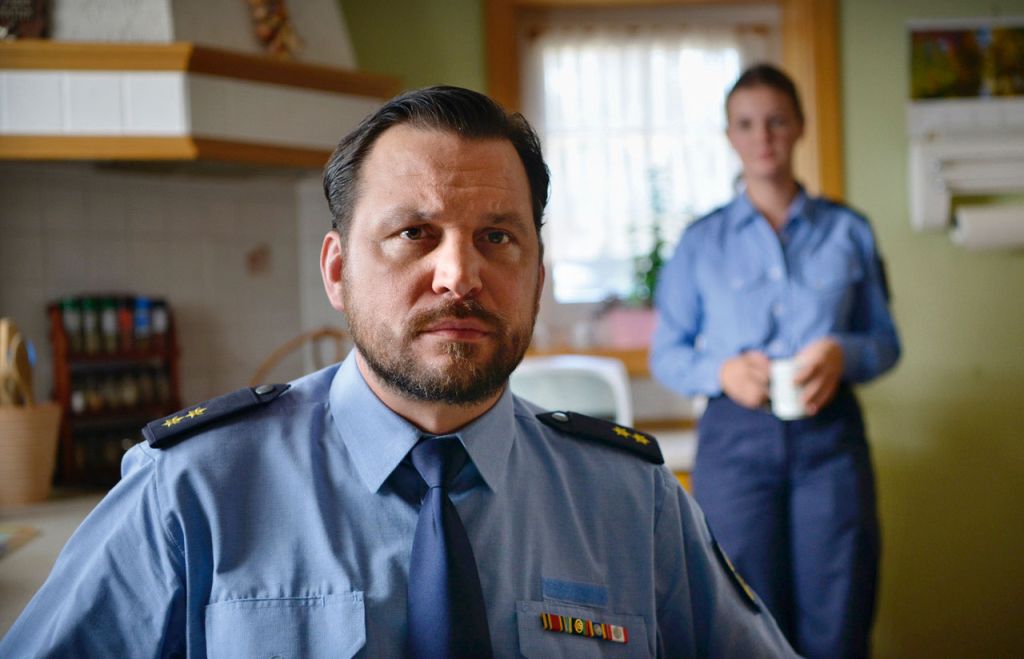 Sascha Geršak als Polizist mit Filmtochter (Alina Stiegler)