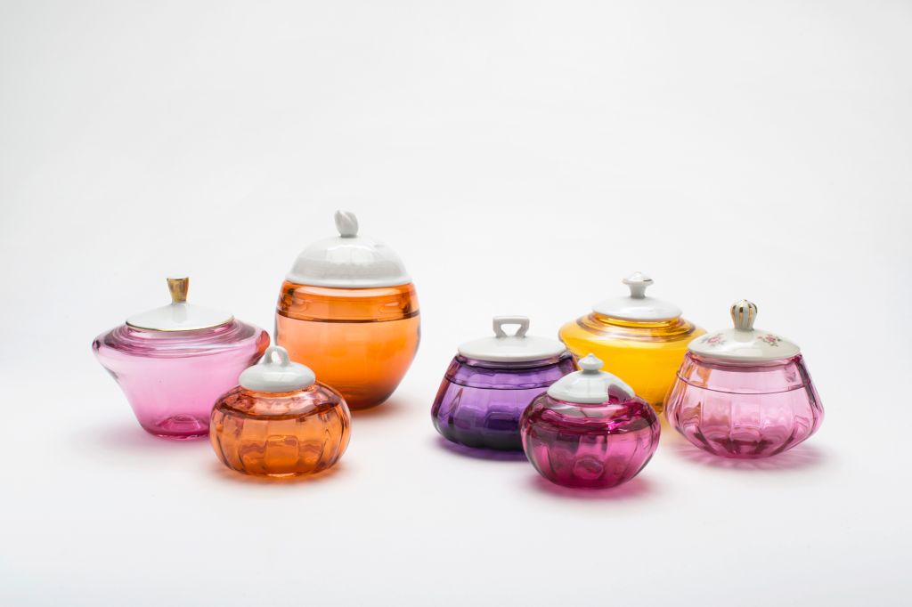 Mehrere Glasdosen mit Porzellandeckel in unterschiedlichen Farben 
