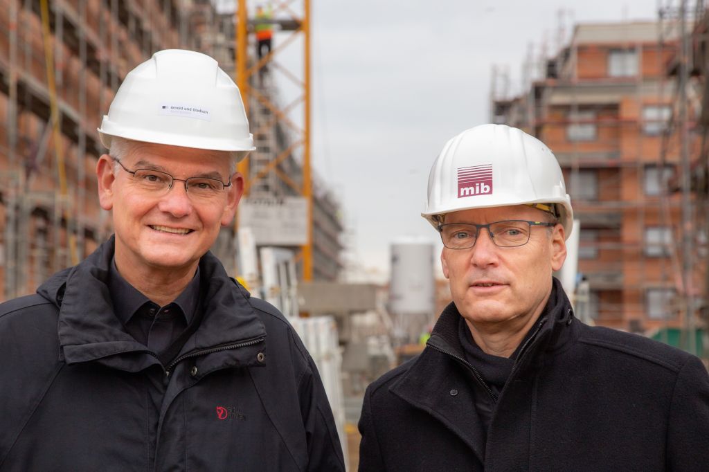 Frank Arnold und Uwe Freitag mit Helmen auf einer Baustelle