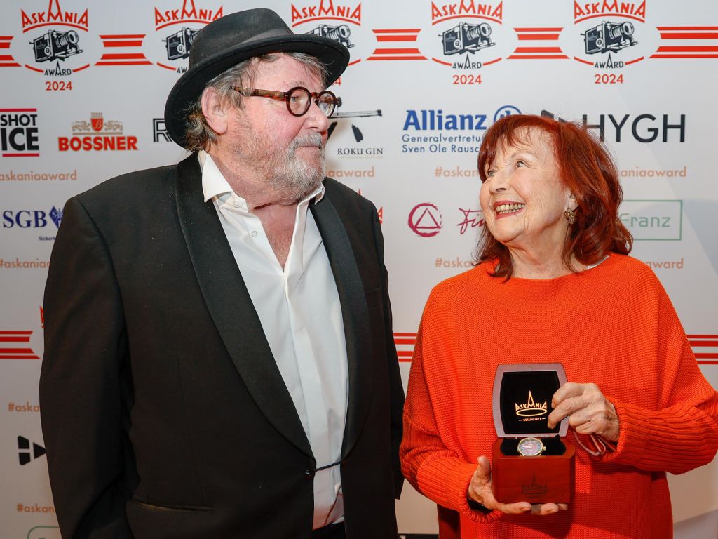 Walter Plathe und Brigitte Grothum mit einer Uhr als Preis 