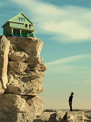 Ein Haus steht oben auf einer Klippe und wird von einem Mann beobachtet
